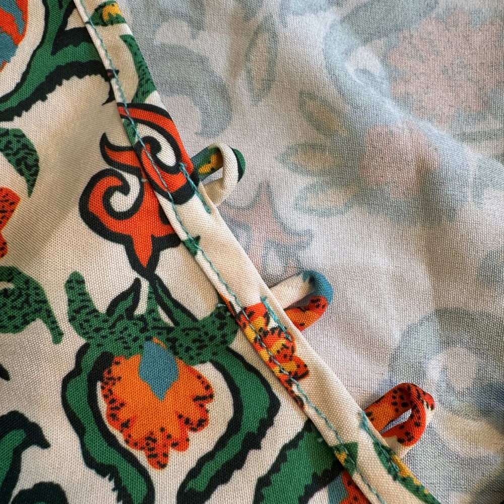 BloomChic Floral Blouse Bell Sleeve Size 14/16 - Picture 3 of 9